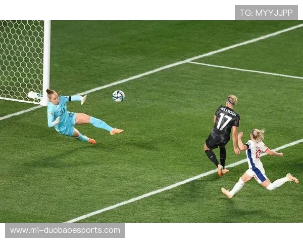 足球球星在比赛中遭对抗撞击掉牙比赛场面震撼球迷纷纷为其捏把汗